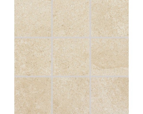 Quadratische, beige Bodenfliesen mit matter Oberfläche