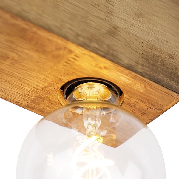 Detailansicht einer Deckenlampe mit Holzelement und einer Glühbirne mit klarem Glasschirm