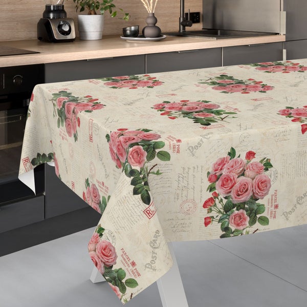 Abwischbare Tischdecke mit Rosen- und Postkarten-Design auf einem Tisch in einer modernen, hellen Küche.