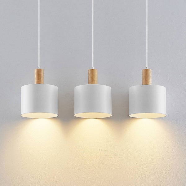 Drei Pendelleuchten mit Zylinderschirmen und Holzelementen