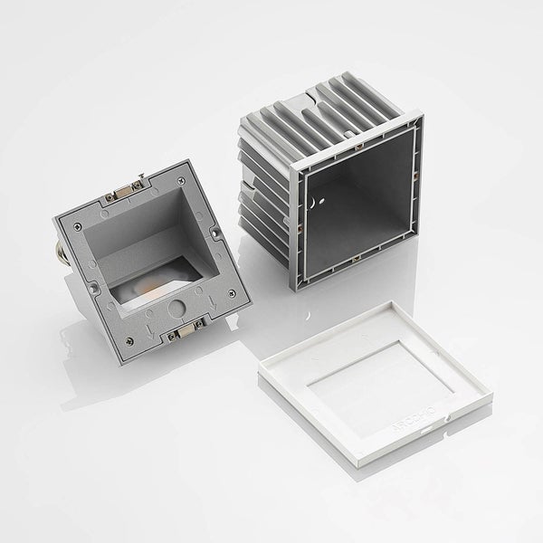 Arcchio quadratische Einbauleuchte in Einzelteilen mit silbernem Aluminiumgehäuse, Montagedose und weißer Abdeckung.