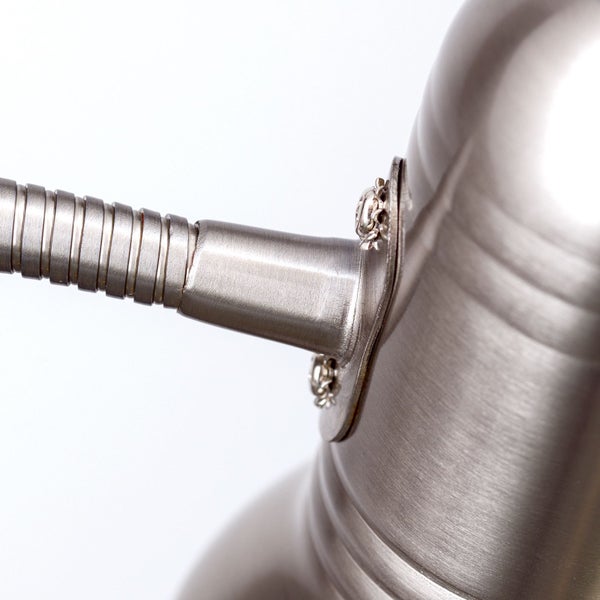 Detailaufnahme einer Schreibtischlampe mit flexiblem Arm