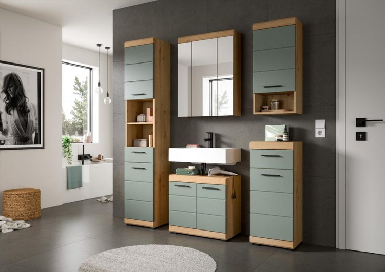 Modernes Badmöbel-Set in Eichenoptik mit salbeigrünen Fronten, bestehend aus Hochschrank, Waschbeckenunterschrank, Spiegelschrank und Midischrank.