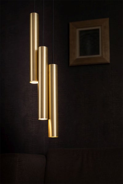 Drei moderne Pendelleuchten aus Metall im Wohnzimmer