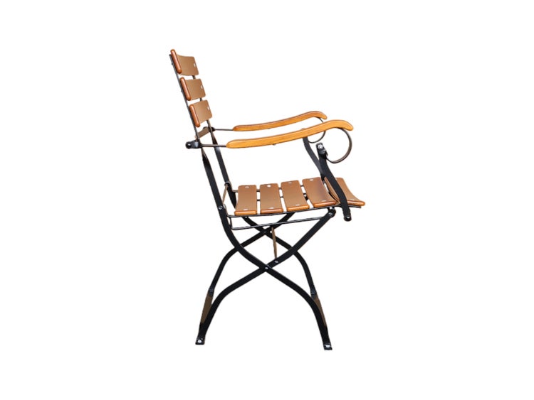 Klappbarer Gartenstuhl mit Armlehnen, Metallgestell und Holzlatten.