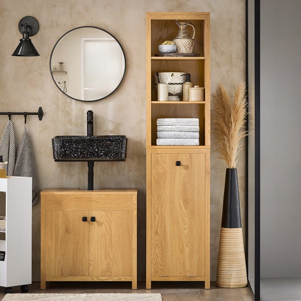 Badezimmer mit Waschtischunterschrank, Aufsatzwaschbecken, Spiegel und Hochschrank