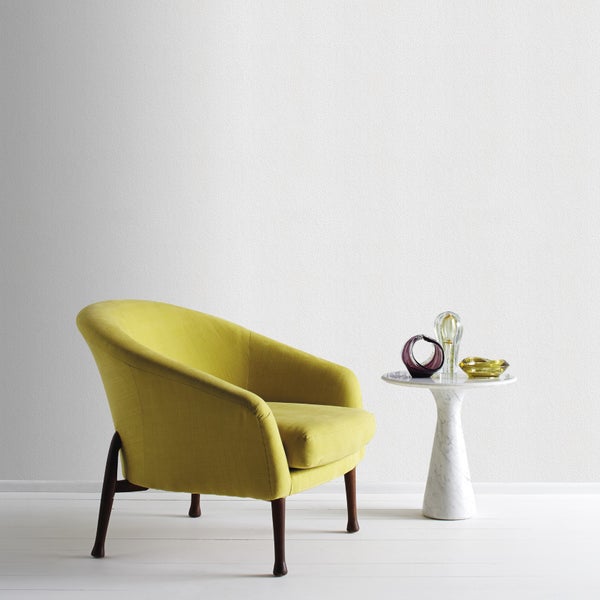 Szene mit Sessel, Beistelltisch und Deko-Objekten