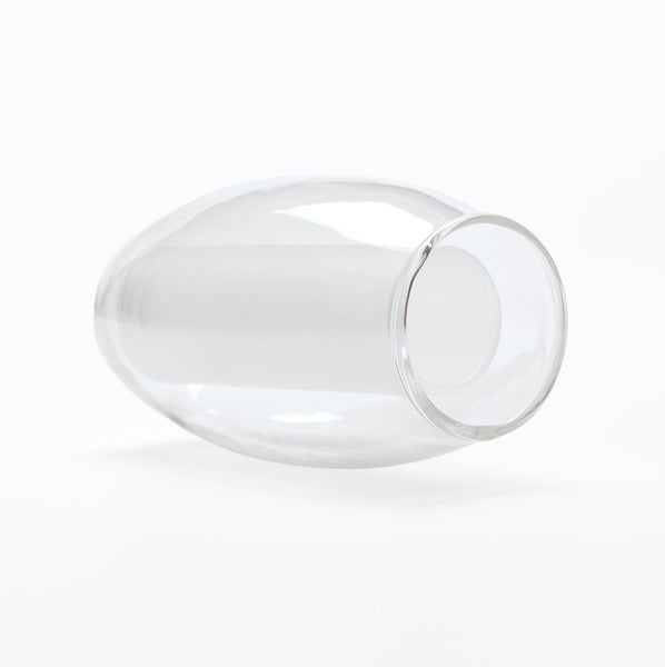 Liegendes, ovales Gefäß aus klarem Glas mit kreisförmiger Öffnung.
