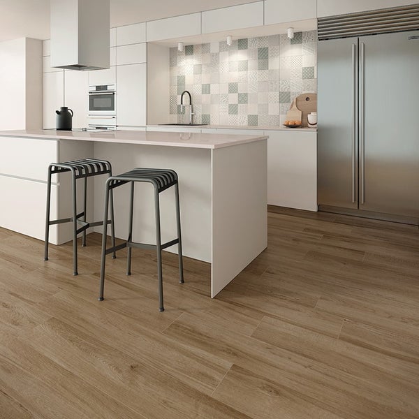 Moderne Küche mit Holzoptik Fliesenboden, Kochinsel und gemustertem Fliesenspiegel in einer hellen, offenen Raumgestaltung.