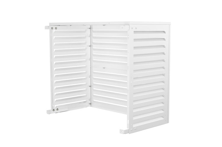 Wärmepumpenverkleidung aus Metall mit Lamellen und geöffneter Tür.