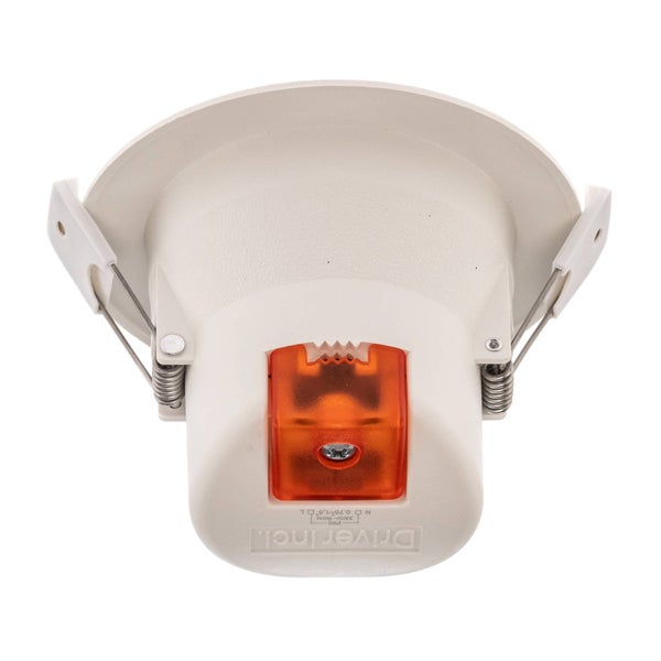 Weißer LED-Einbaustrahler mit integriertem Treiber und seitlichen Metallfedern zur Deckenmontage.