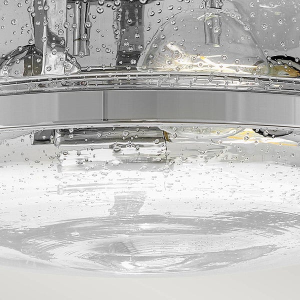 Detailaufnahme einer Deckenleuchte mit klarem Glas und Chromelementen.