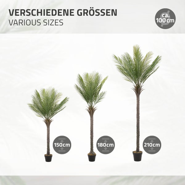 Verschiedene Größen von künstlichen Palmen in Töpfen.