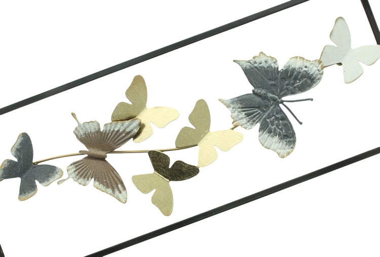 Wanddekoration mit Schmetterlingen aus Metall in verschiedenen Designs.