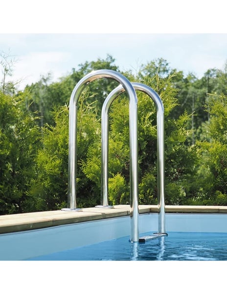 Schwimmbadleiter aus Metall am Beckenrand