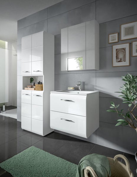 Moderne Badezimmermöbel in Hochglanz-Weiß mit Waschtischunterschrank, Spiegelschrank und Hochschrank vor grauer Wand.