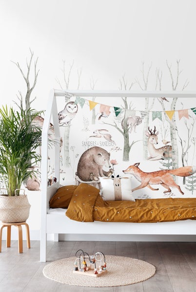 Kinderzimmer mit Wandtattoo, Bett, Pflanze und Spielzeug