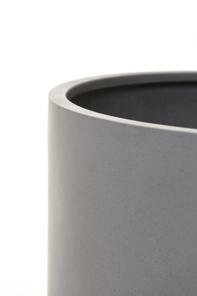 Detailaufnahme vom Rand eines grauen, runden Pflanzkübels aus Fiberstone mit glatter Oberfläche.
