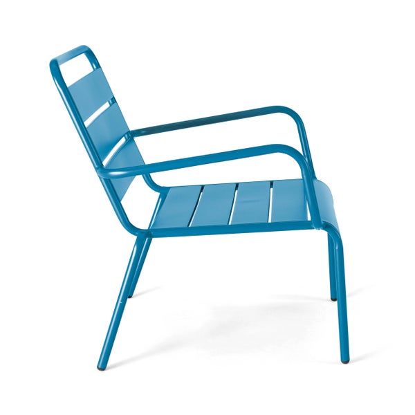 Moderner Gartenstuhl aus blauem Metall mit Armlehnen und Latten-Optik an Sitzfläche und Rückenlehne.