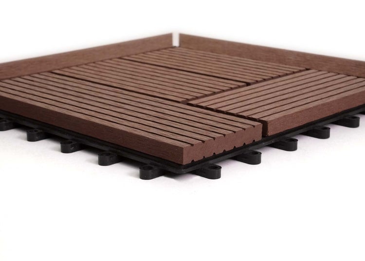 Braune WPC Klickfliese für Terrasse und Balkon mit gerillter Oberfläche und schwarzer Kunststoff Unterkonstruktion.