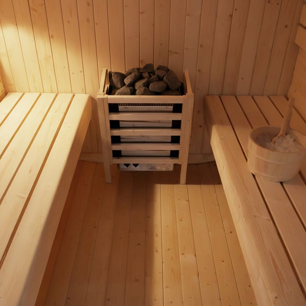 Holzsauna mit zwei Sitzbänken, einem elektrischen Saunaofen mit Saunasteinen und einem hölzernen Saunaeimer mit Schöpfkelle.