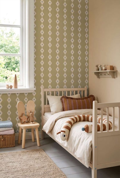 Kinderzimmer mit geometrisch gemusterter Vliestapete mit Rauten und Sternen, Einzelbett, Holzstuhl mit Hasenohren und kindgerechter Dekoration