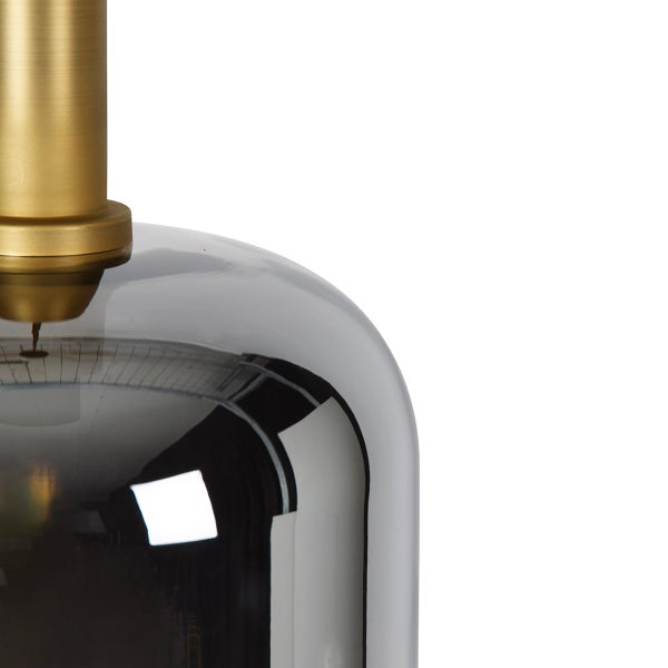 Detailaufnahme einer Lampe mit Glaskörper und Metallfuß