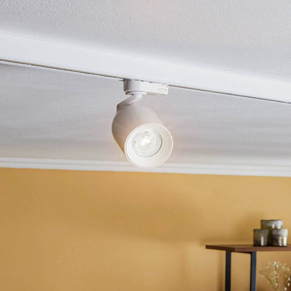 Moderner weißer LED-Strahler montiert an einem weißen Schienensystem an der Decke für gezielte Beleuchtung.