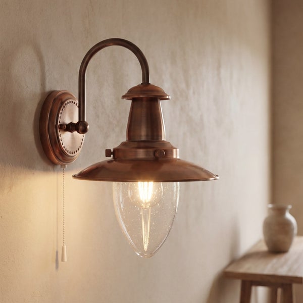 Wandleuchte im Vintage-Stil aus Kupfer mit gebogenem Arm, konischem Schirm, tropfenförmigem Glas und Zugschalter.