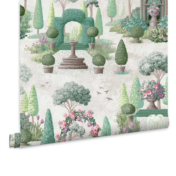 Tapete mit klassischem Gartenmotiv inklusive Brunnen, Buchsbaumhecken und Rosenbögen im floralen Stil.