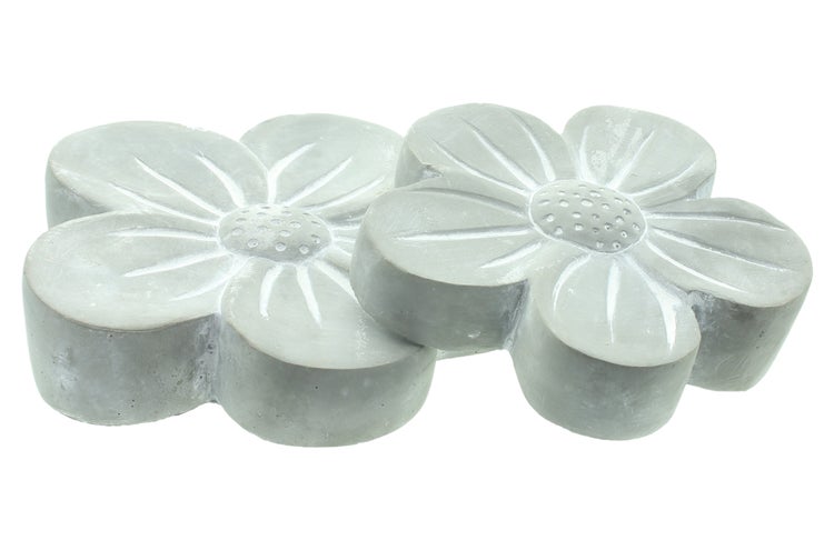 Trittstein in Blumenform aus Beton für die Gartenweggestaltung.