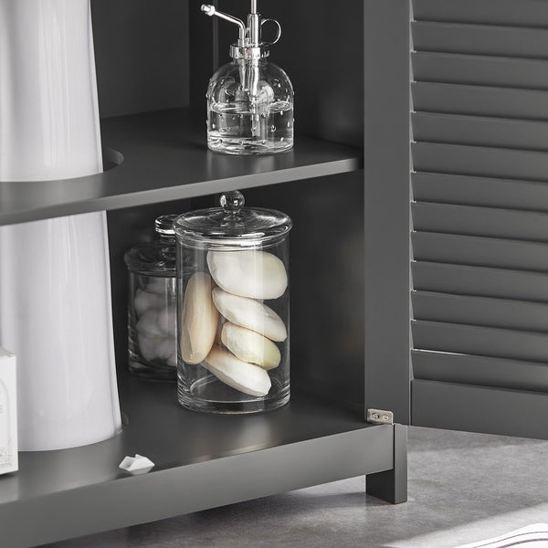 Detailansicht eines Badezimmerschranks mit Regalen, auf denen Seife, eine Sprühflasche und andere Badezimmerutensilien aufbewahrt werden.