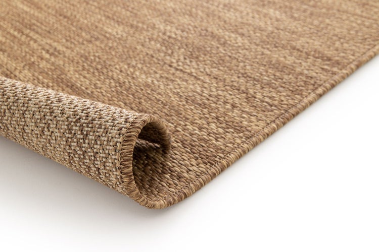Flachgewebe-Teppich in Sisal-Optik für innen und außen, gewebte Struktur mit umkettelten Kanten.