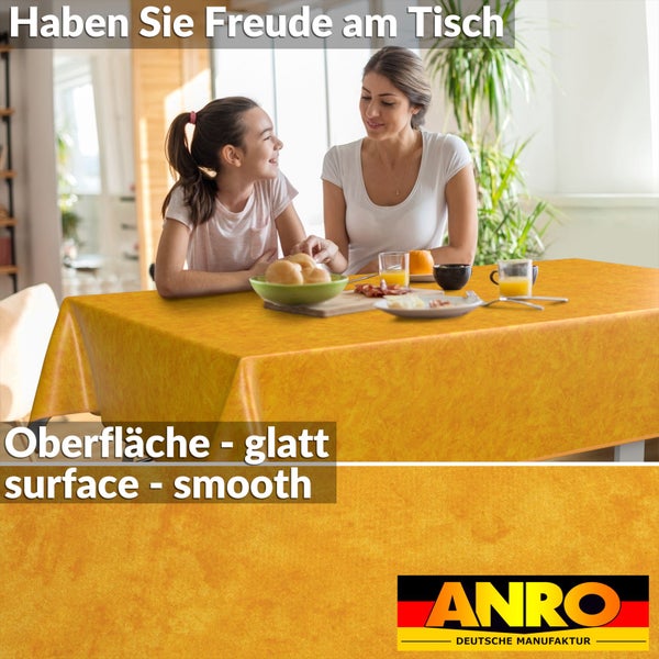 Gelbe Tischdecke mit glatter Oberfläche auf einem Tisch mit zwei Personen beim Essen