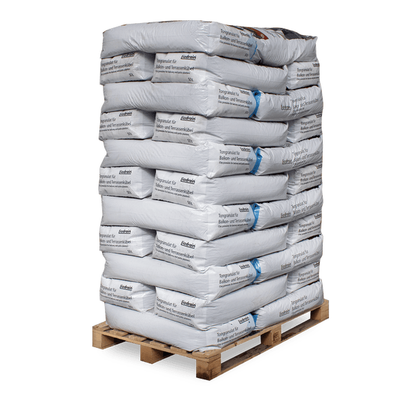 Eine Palette mit mehreren Säcken Liadrain Tongranulat für Balkon- und Terrassenkübel, jeder Sack enthält 50 Liter.