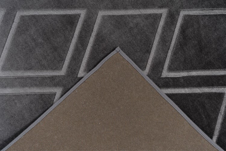 Schwarze Hängeleuchte aus Metalldraht in geometrischer Diamantform mit sichtbarem Leuchtmittel.