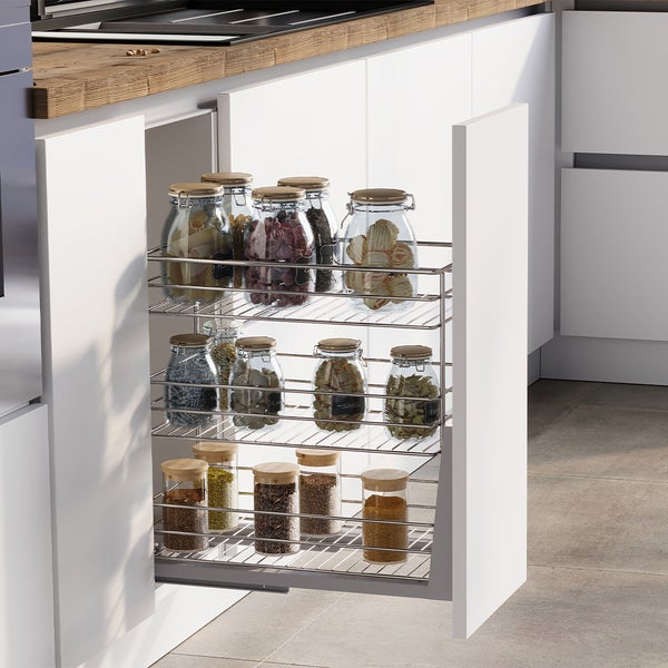 Ausziehbarer Metallkorb-Organizer mit drei Ebenen in einem weißen Küchenunterschrank, bestückt mit Vorratsgläsern aus Glas.