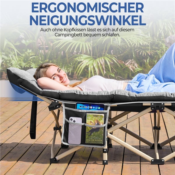 Klappbares Campingbett mit ergonomischem Neigungswinkel, gepolsterter Liegefläche und Seitentasche auf einer hellen Holzterrasse mit Pflanzen.