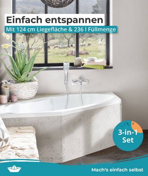 Helle Eckbadewanne mit strukturierter Verkleidung in Steinoptik, verchromter Wandarmatur und Fenster mit Blick auf eine Schafweide.