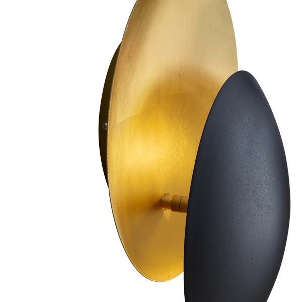 Wandleuchte mit goldenen und dunklen Elementen zur Beleuchtung