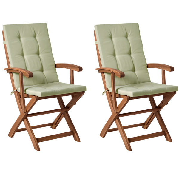 Set aus zwei klappbaren Gartenstühlen aus Holz mit grünen Hochlehnerauflagen und Armlehnen.