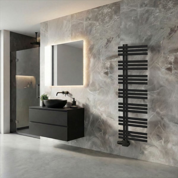 Modernes Badezimmer mit schwarzem Waschtisch, rundem Aufsatzbecken, beleuchtetem Spiegel, Wandfliesen in Marmoroptik und schwarzem Heizkörper.
