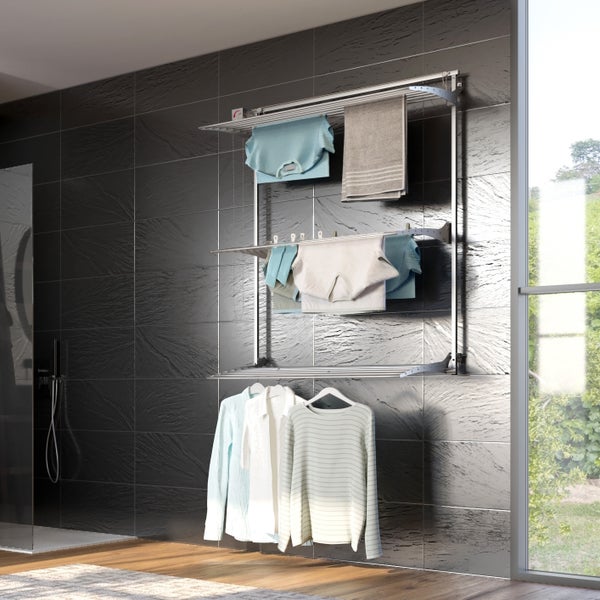 Wäscheständer an der Wand mit aufgehängter Kleidung in einem Badezimmer