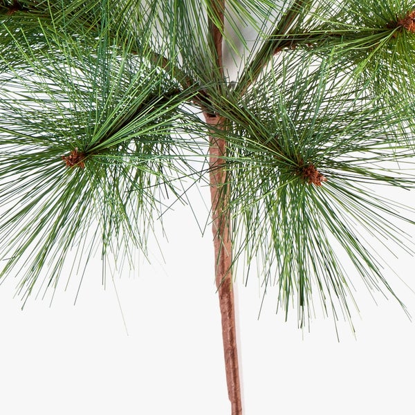 Künstlicher Kiefernzweig mit langen grünen Nadeln und braunem Stiel.