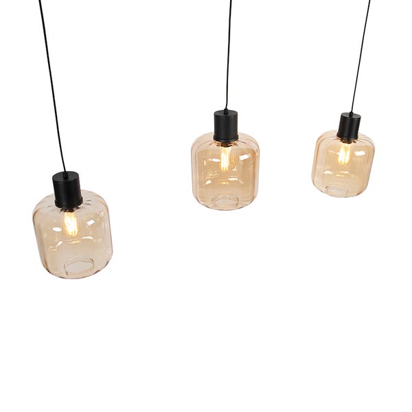 Drei Pendelleuchten mit bernsteinfarbenen Glasschirmen und schwarzer Aufhängung