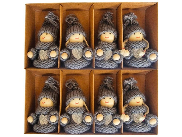 Set mit acht Weihnachtsbaum-Anhängern aus Holz in Form von kleinen Figuren mit Strickkleidung und Herzmotiv in einer Geschenkbox
