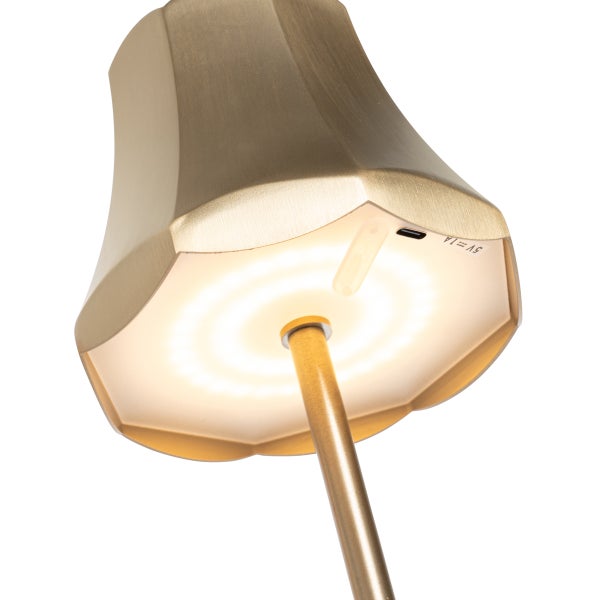 Detailansicht einer goldfarbenen Tischleuchte von unten mit Lampenschirm, LED-Lichtquelle und USB-Ladeanschluss.