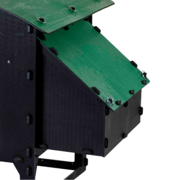 Detailansicht eines Hühnerstalls mit Legenest aus Kunststoff und geneigtem grünem Dach.