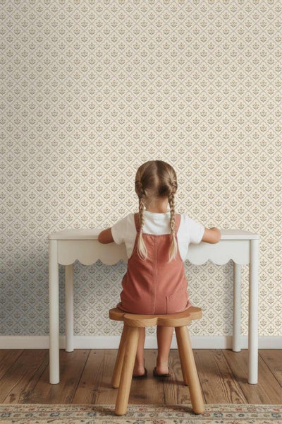 Tapete mit floralem Muster in einem hellen Kinderzimmer mit Schreibtisch und Holzschemel.