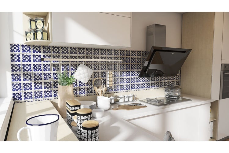 Küchenszene mit Fliesenwand, Dunstabzugshaube und Küchenutensilien